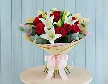 Букет цветов из:  Лилии и Розы в Кадоме