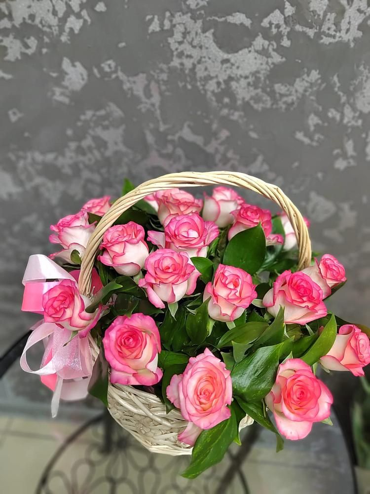Цветочная композиция из Розы в корзине в Кадоме