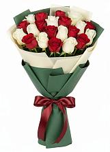 Букет Микс из красных и белых роз в Кадоме