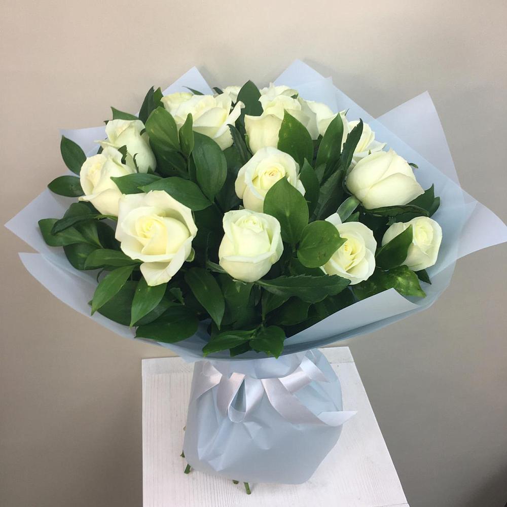 Букет 15 Белых роз Проуд в Кадоме