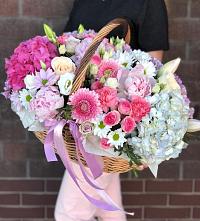 Композиция солнечный день в Кадоме Цветочная композиция из Розы, Хризантемы, Пионы и Лизиантусы в корзине в Кадоме