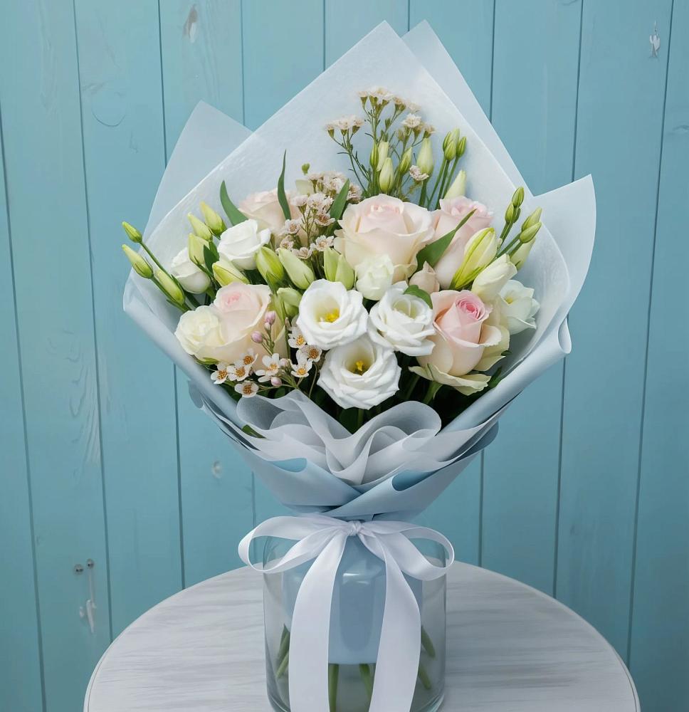 Букет цветов из: Розы и Лизиантусы в Кадоме