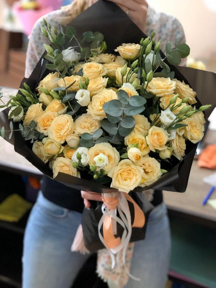 Букет цветов из: Розы и Лизиантусы в Кадоме