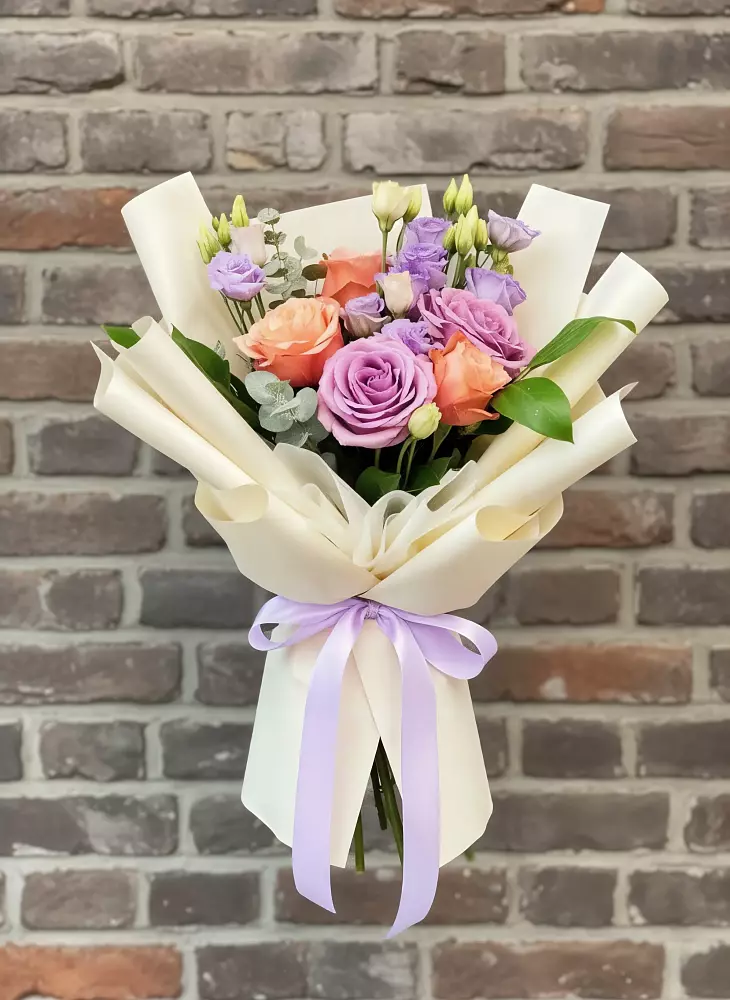 Букет цветов из: Лизиантусы и Розы в Кадоме