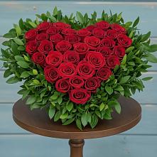 Цветочная композиция из Розы в виде сердца в Кадоме