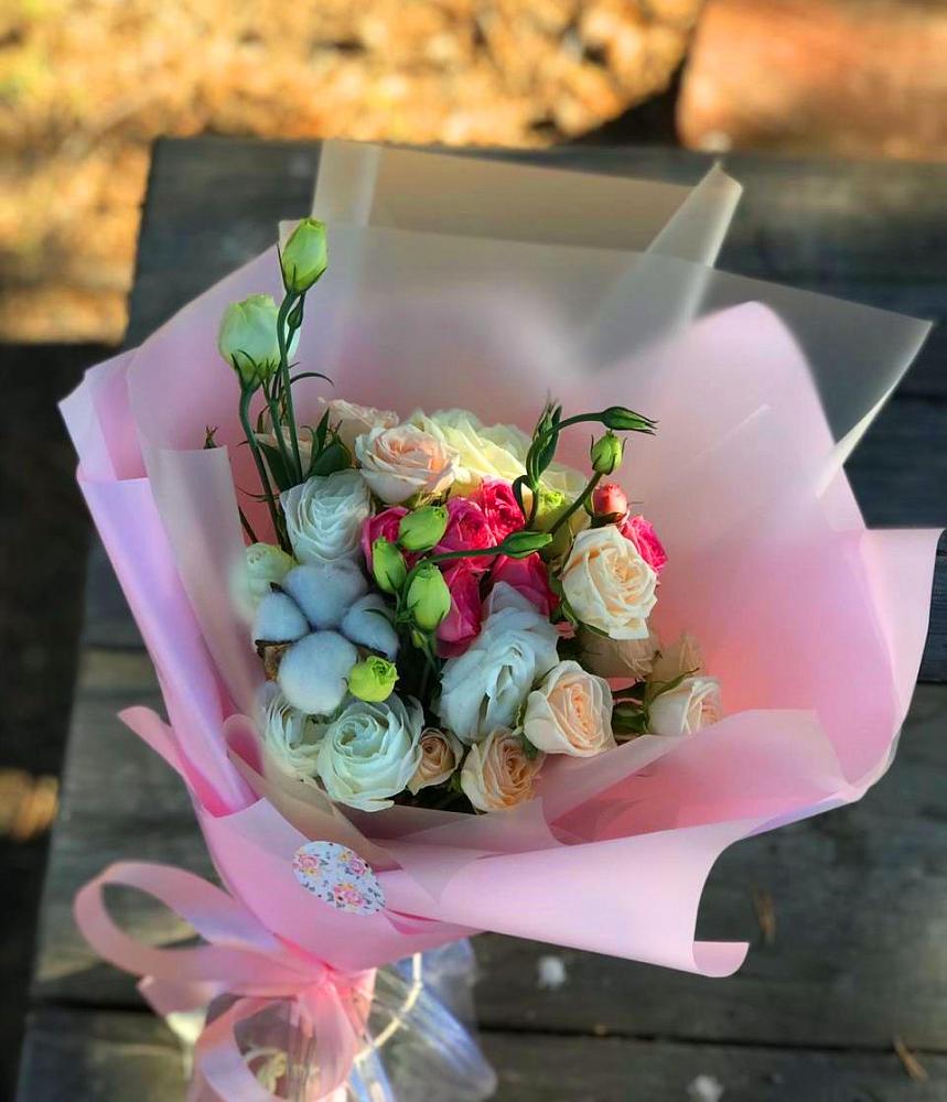 Букет цветов из: Розы и Лизиантусы в Кадоме