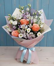 Букет цветов из:  Лизиантусы, Розы, Альстромерии и Гипсофила в Кадоме