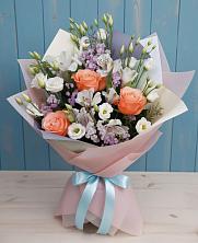 Букет цветов из:  Лизиантусы, Розы, Альстромерии и Гипсофила в Кадоме