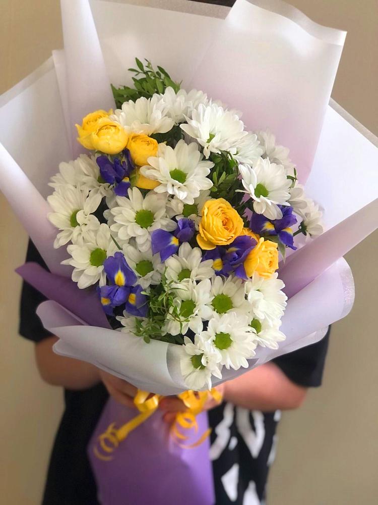 Букет цветов из: Ирисы, Хризантемы и Розы в Кадоме