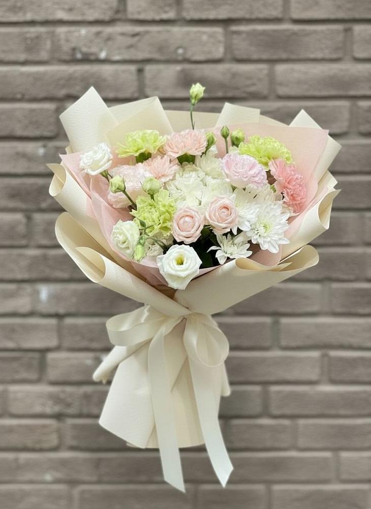 Букет цветов из: Гвоздики, Розы, Лизиантусы и Хризантемы в Кадоме