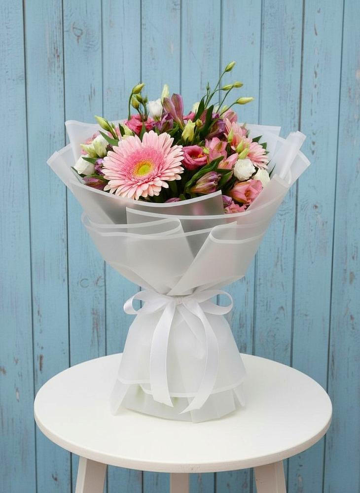 Букет цветов из: Герберы, Альстромерии и Лизиантусы в Кадоме