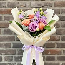 Букет цветов из:  Лизиантусы и Розы в Кадоме