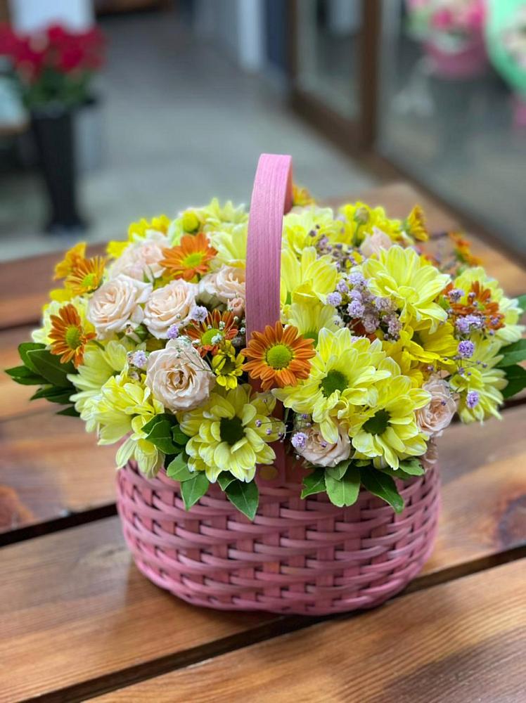 Цветочная композиция из Хризантемы и Розы в корзине в Кадоме