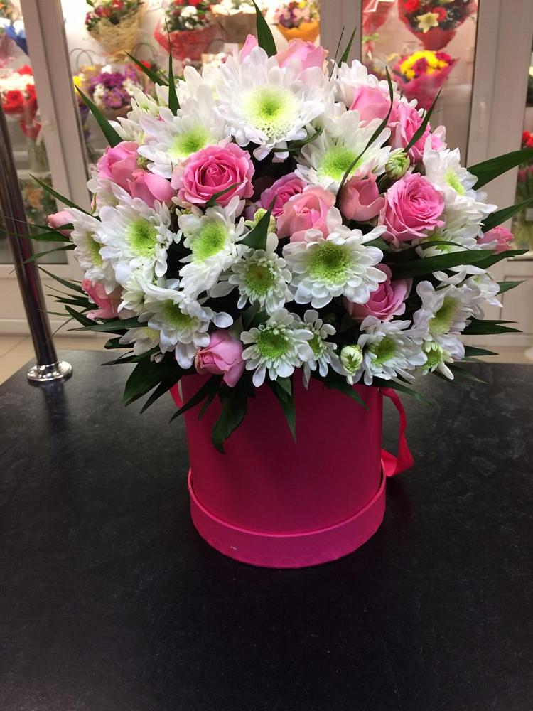 Цветочная композиция из Розы и Хризантемы в шляпной коробке в Кадоме