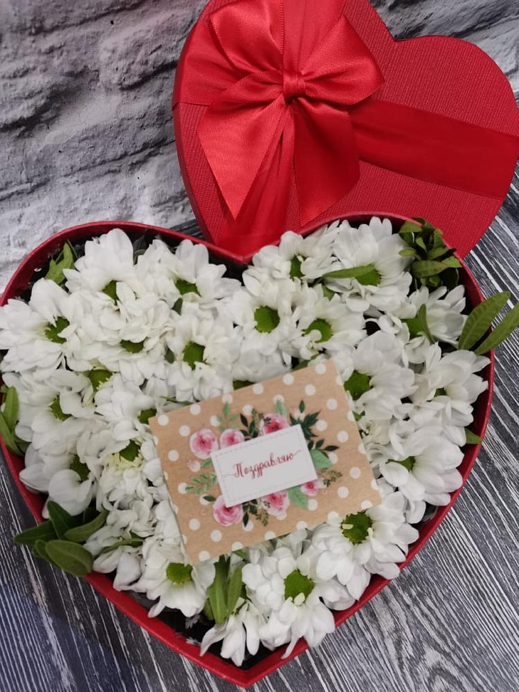 Цветочная композиция из Хризантемы в виде сердца в Кадоме