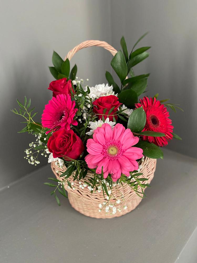 Цветочная композиция из Розы, Хризантемы и Герберы в корзине в Кадоме