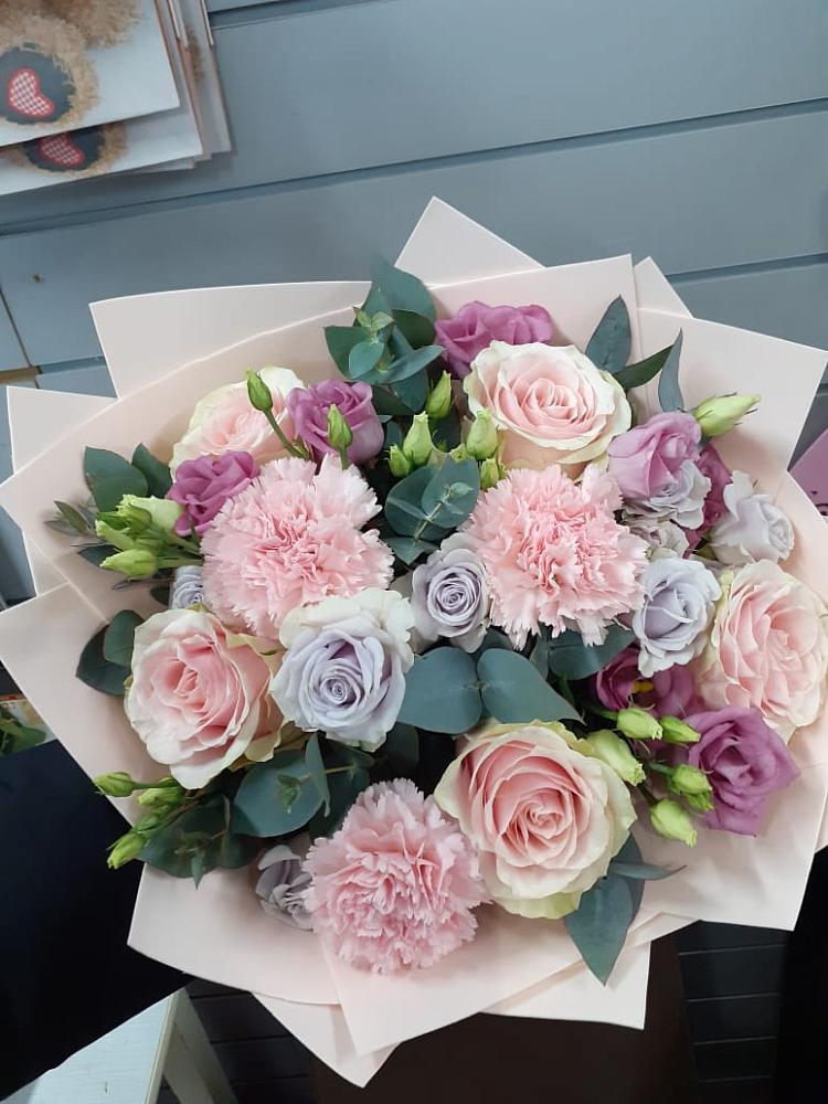 Букет цветов из: Розы, Гвоздики и Лизиантусы в Кадоме